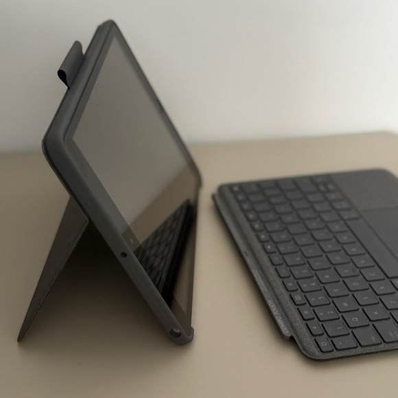 Logitech Combo Touch for iPad (7th 8th and 9th generation)